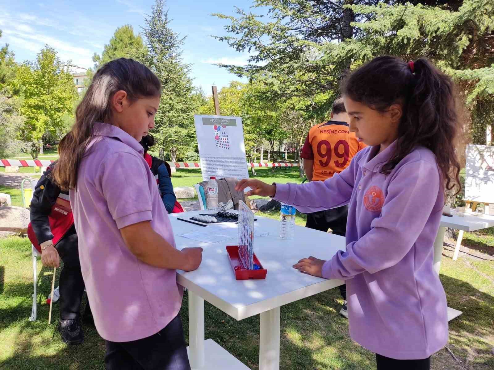 Niğde’de çocuklar zeka oyunları parkuru ile hem öğrendi hem eğlendi