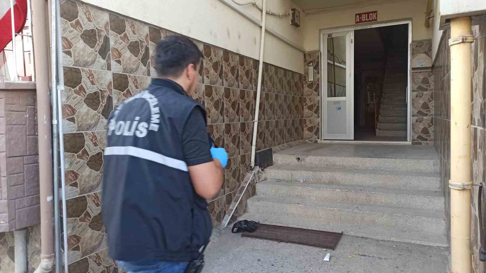 Önce annesini ve ablasını darp etti, daha sonra ağabeyinin kayınbiraderini bıçakladı