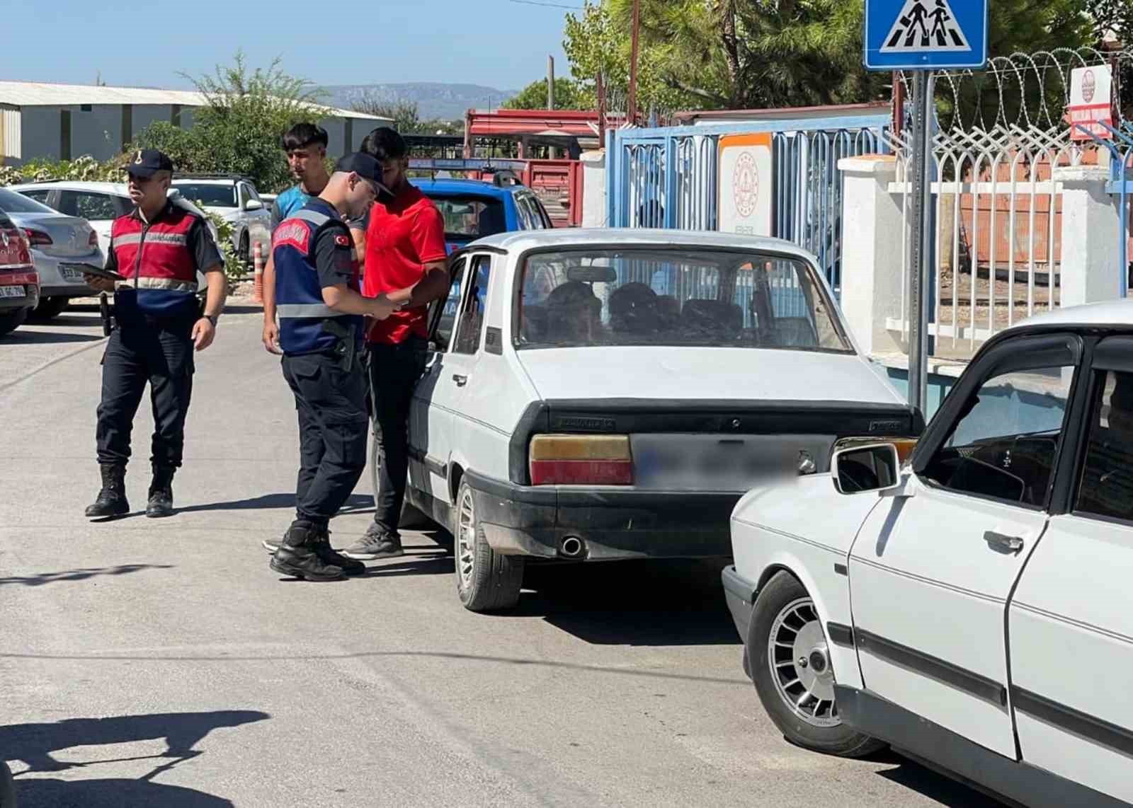 Jandarma okul önleri ve çevresinde güvenlik önlemlerini arttırdı