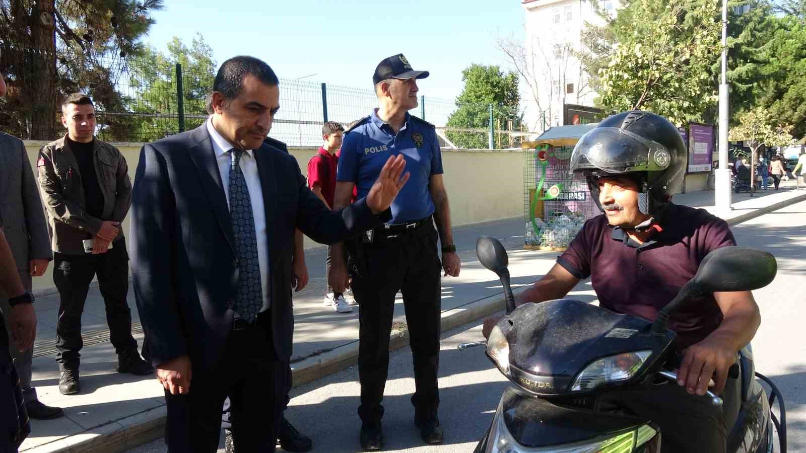 Vali &Ouml;ks&uuml;z &ldquo;G&uuml;venli Eğitim&rdquo; projesi &ccedil;er&ccedil;evesinde polis uygulamalarını denetledi

