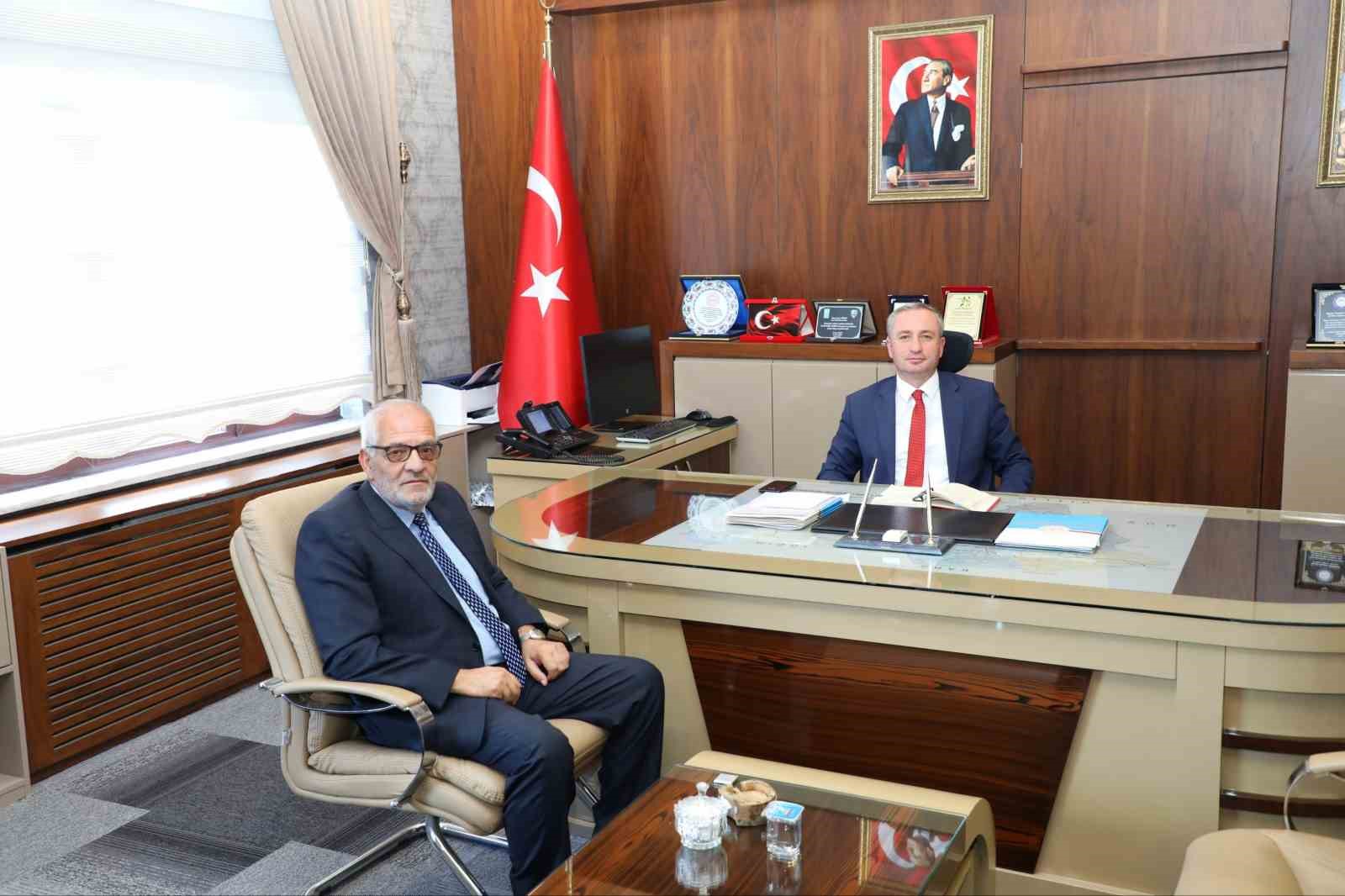 Ağrı&rsquo;da 42 yıl eğitim veren &ouml;ğretmen Rıfat Doğan emekli oldu
