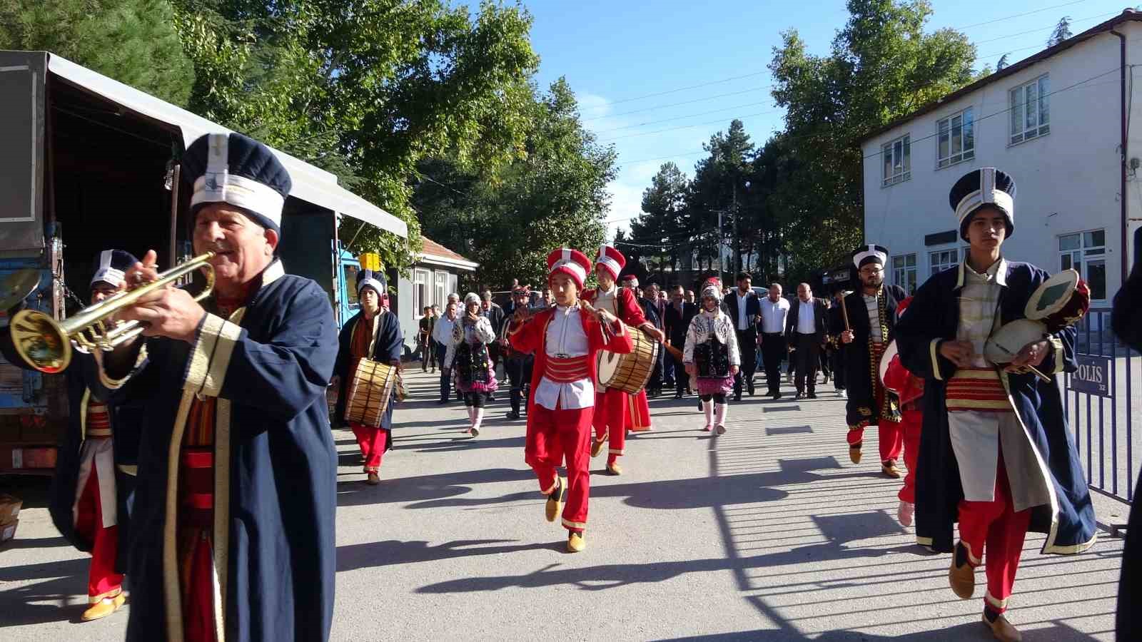 2 bin 500 nüfuslu köyde 40 bin ton domates  250 milyon dal karanfil yetiştirildi