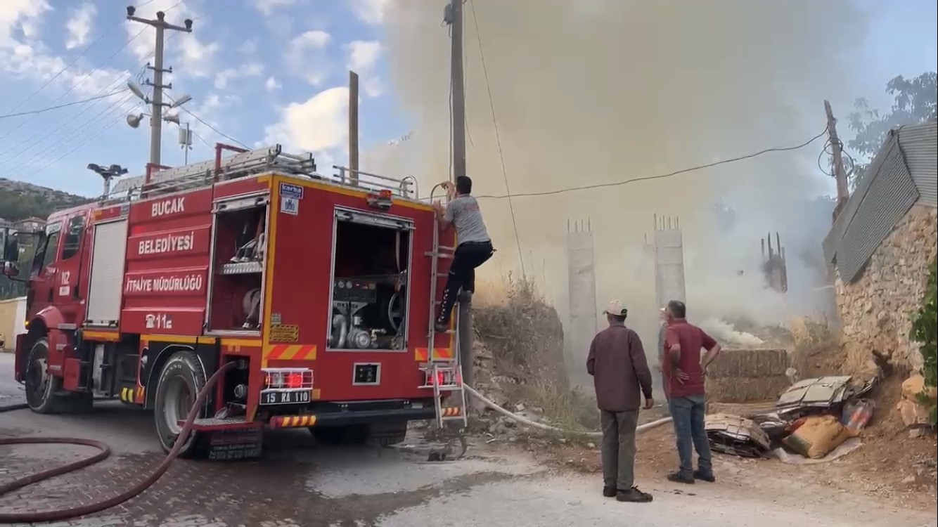 İnşaatın içindeki saman balyaları kül oldu