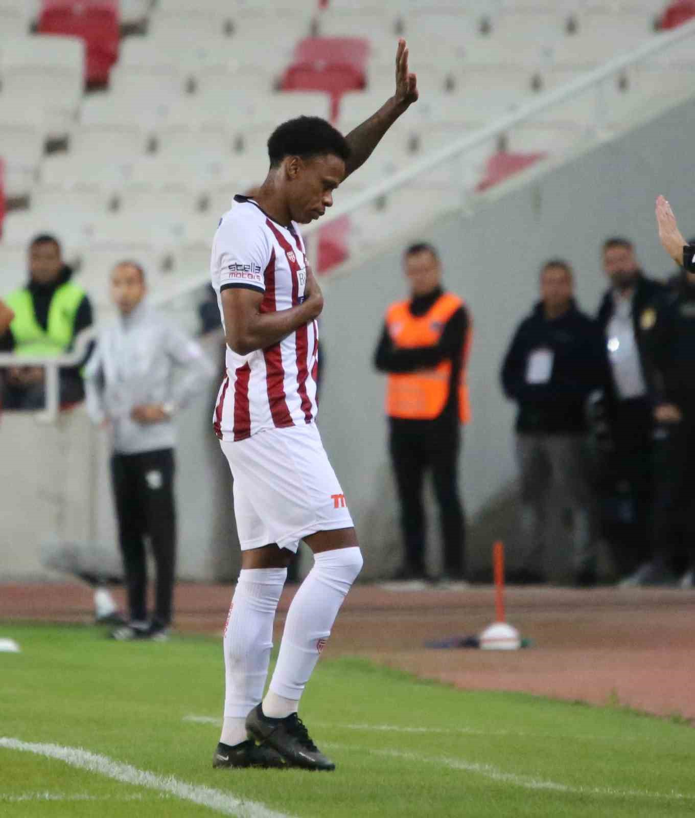 Sivasspor’da Clinton N’Jie kırmızı kart gördü!
