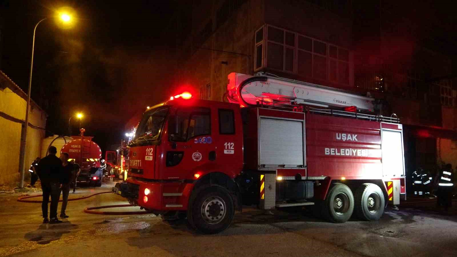Uşak’ta tekstil fabrikasında çıkan yangın söndürüldü