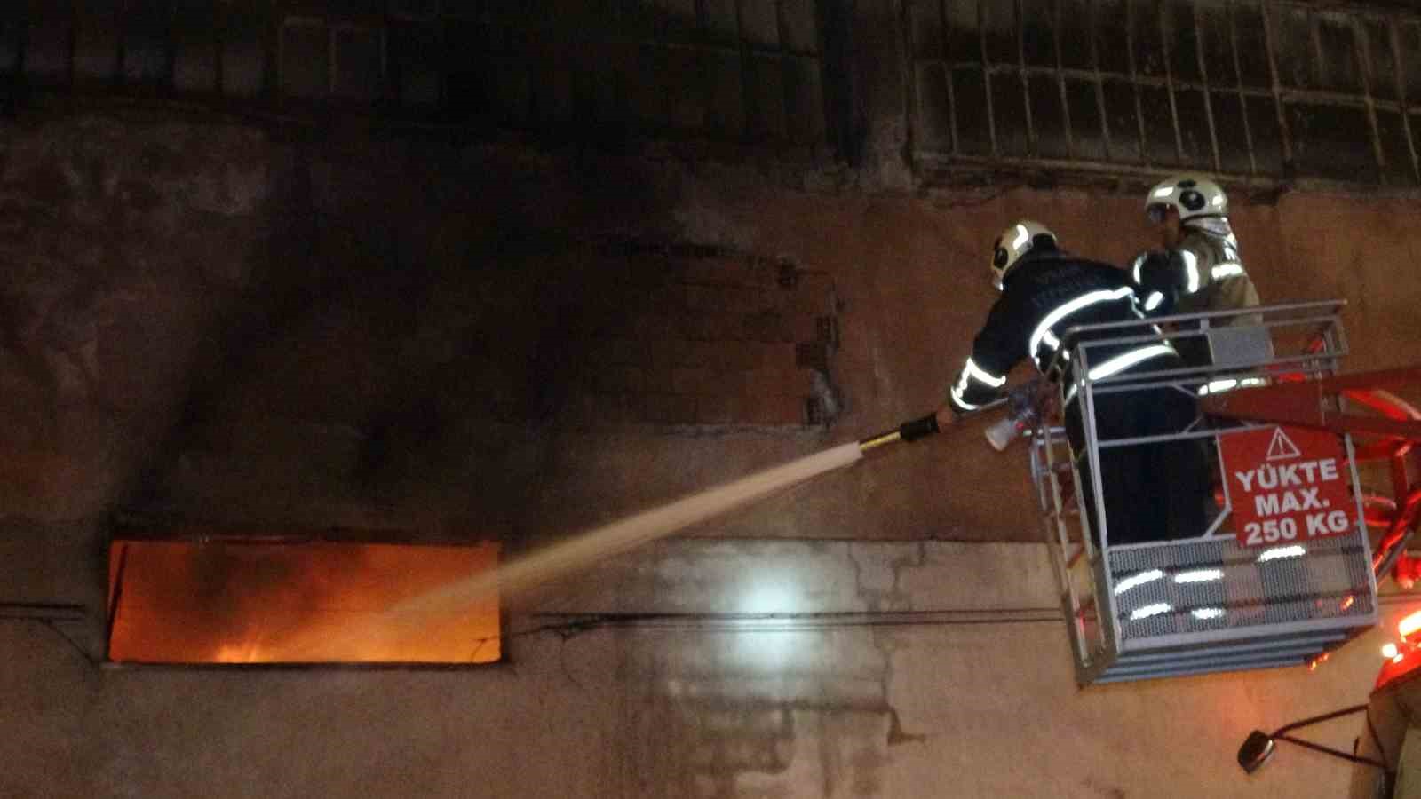 Uşak&rsquo;ta tekstil fabrikasında &ccedil;ıkan yangın s&ouml;nd&uuml;r&uuml;ld&uuml;
