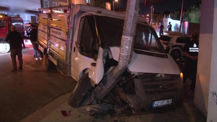 Polis aracı ile kamyonet kafa kafaya çarpıştı, 1 polis memuru yaralandı