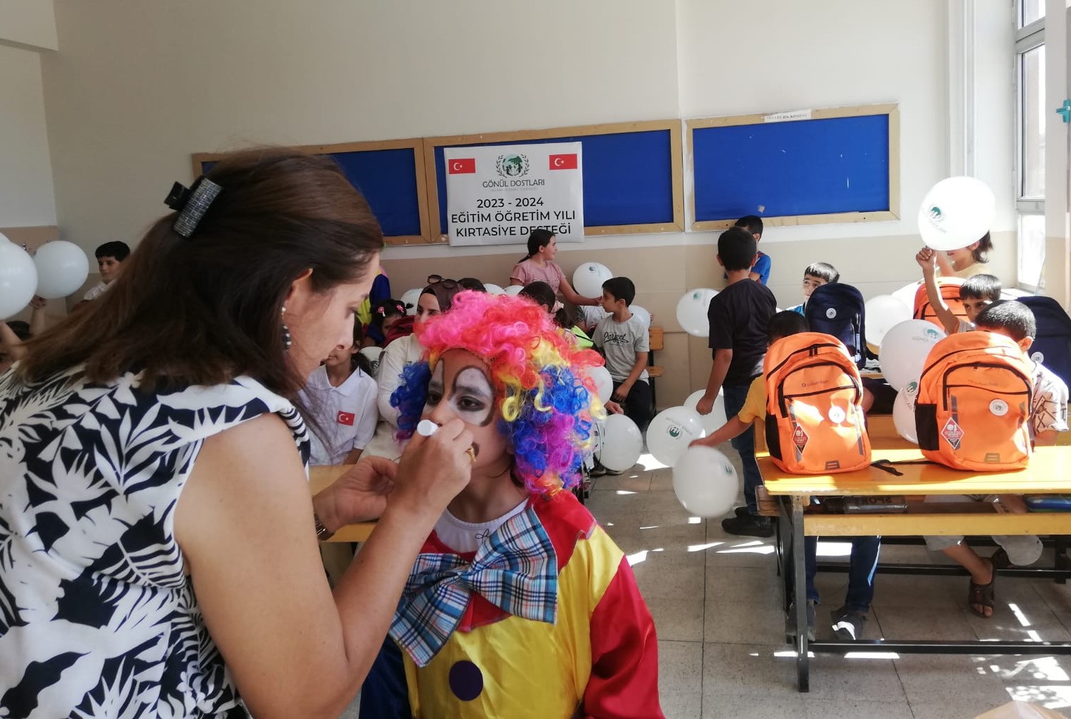 G&ouml;n&uuml;l dostları &ouml;ğrencilerle bir arada
