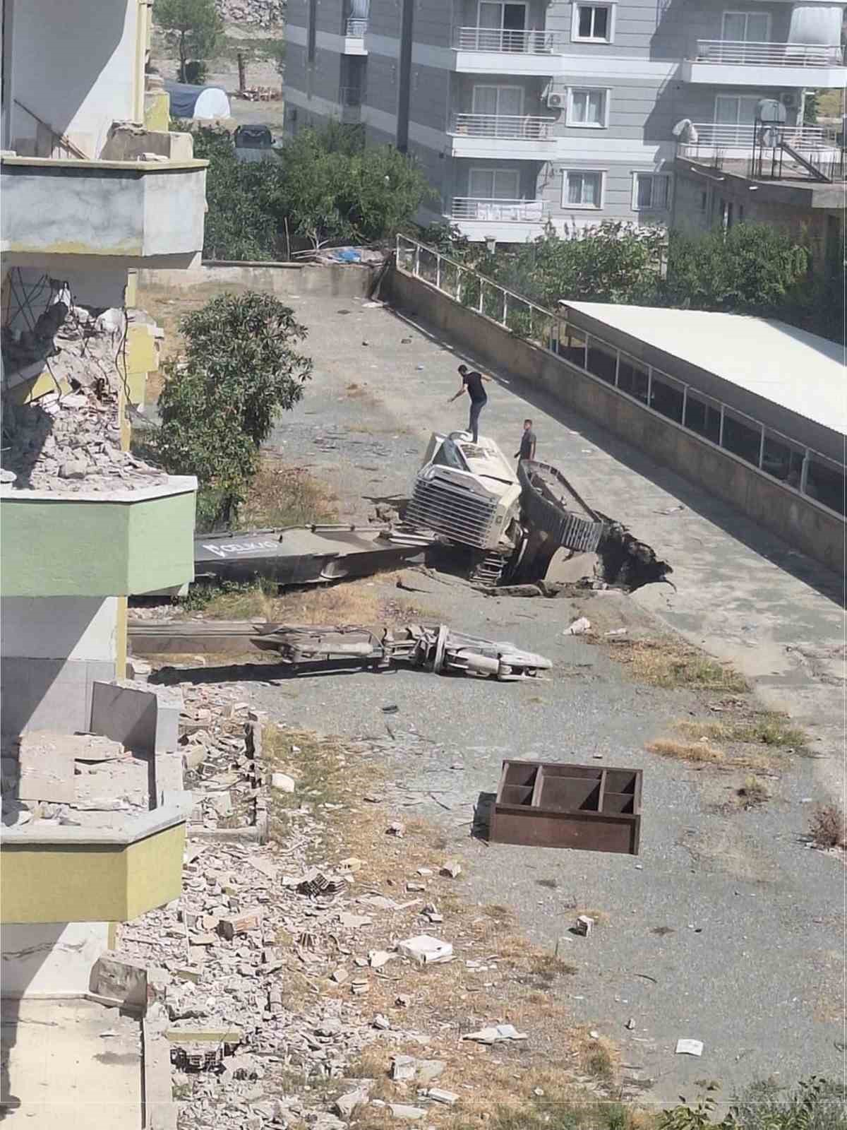 Hatay’da yer yarıldı, iş makinesi içine düştü