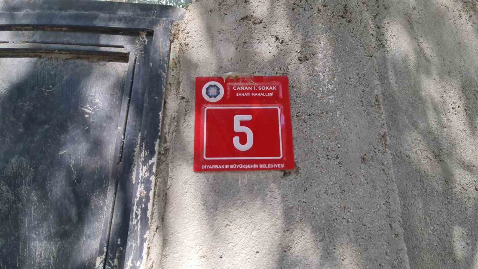 11 aylık bebek babasının kullandığı otomobilin altında can verdi
