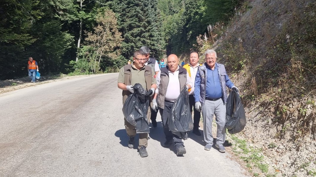 Tatilciler kirletti, gönüllüler temizledi: 90 poşet çöp çıktı
