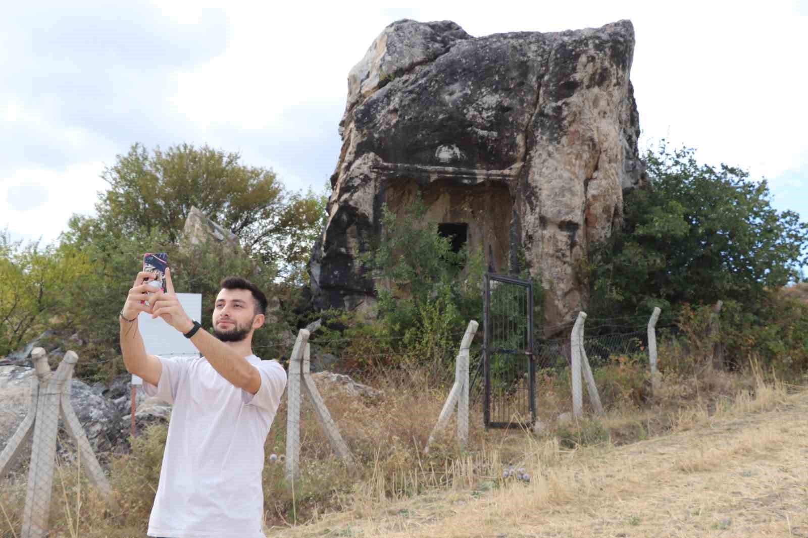 24 asırlık kaya mezar yolcuların dikkatini &ccedil;ekiyor
