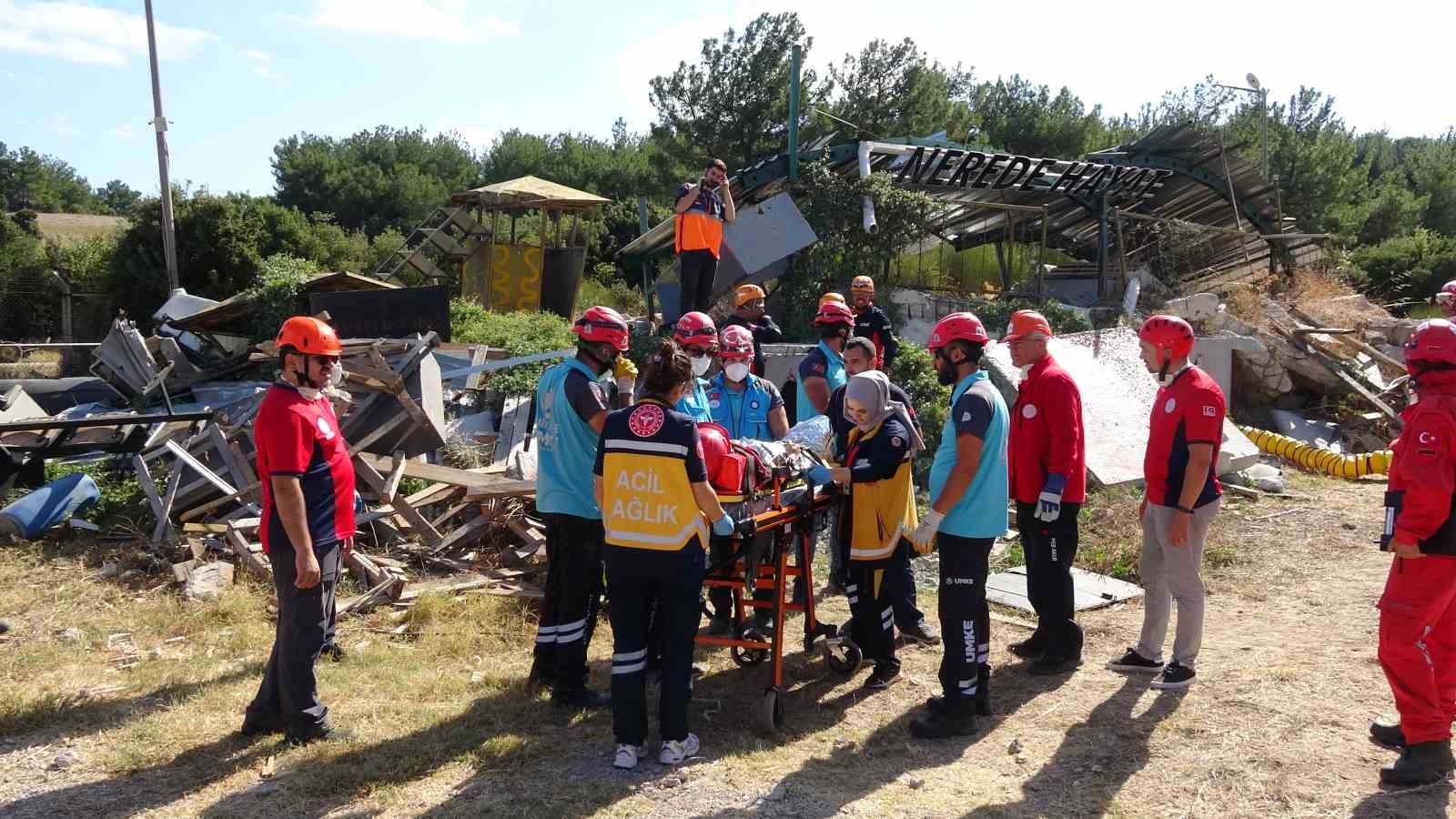 2023 MODEX tatbikatında senaryo gereği deprem sonrası eşyalarını almak i&ccedil;in girdikleri evde g&ouml;&ccedil;&uuml;k altında kalanlar kurtarıldı
