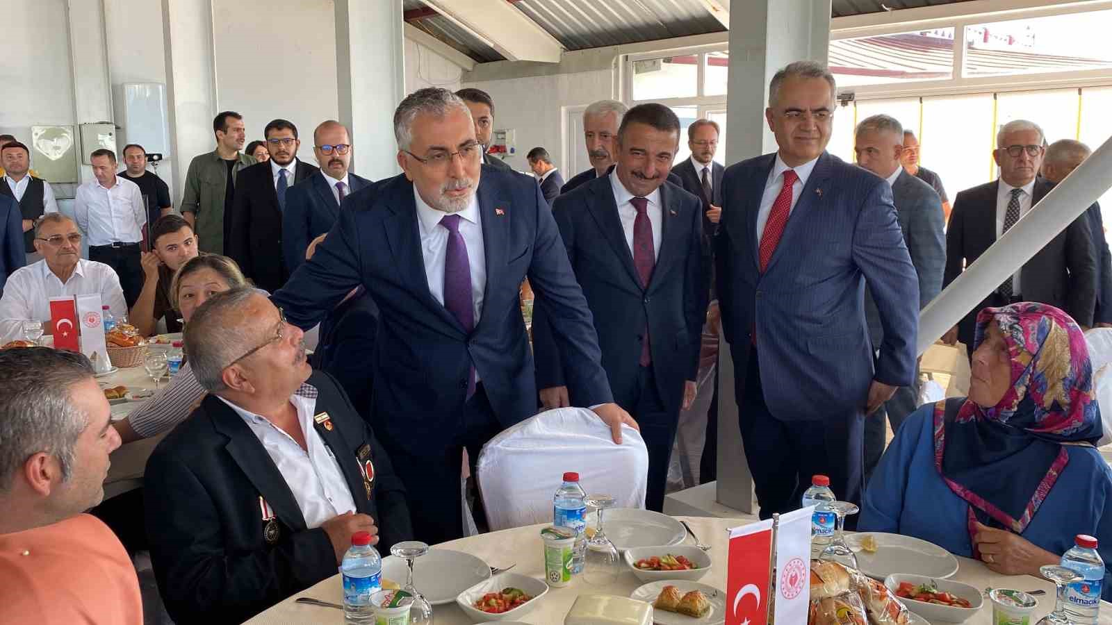 Bakan Işıkhan: "Huzur ve güven içerisinde yaşayabiliyorsak şehitlerimiz ve  gazilerimizin cesaretleri sayesindedir"