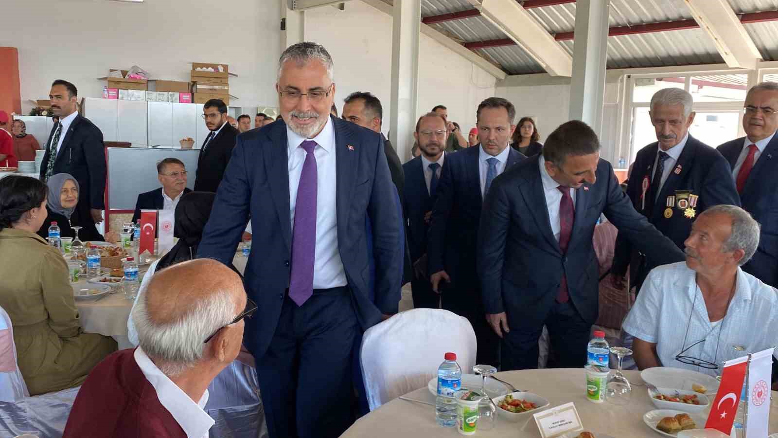 Bakan Işıkhan: "Huzur ve g&uuml;ven i&ccedil;erisinde yaşayabiliyorsak şehitlerimiz ve  gazilerimizin cesaretleri sayesindedir"
