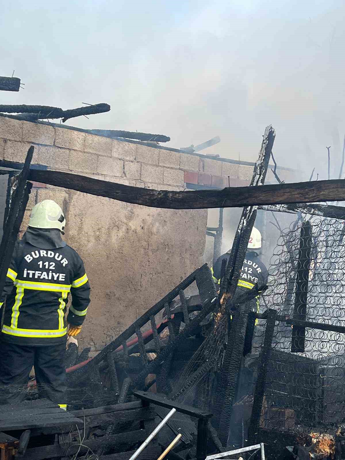 Bah&ccedil;ede yemek yapmak i&ccedil;in yakılan ateş evi yaktı
