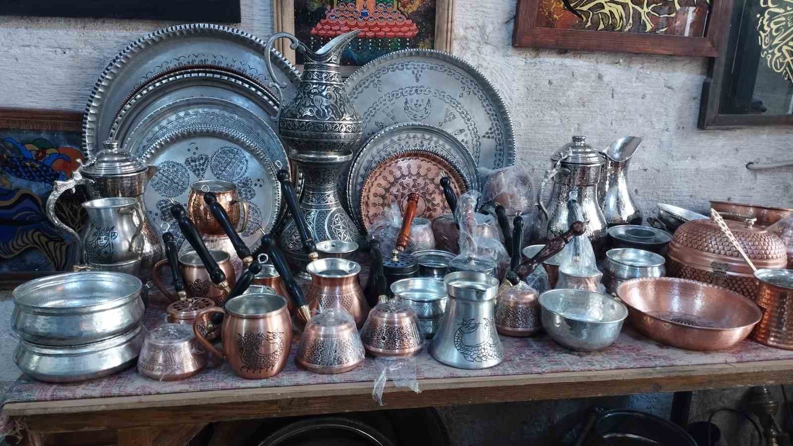 Mardinli bakır ustası 5 yaşından beri elleriyle sanat işliyor
