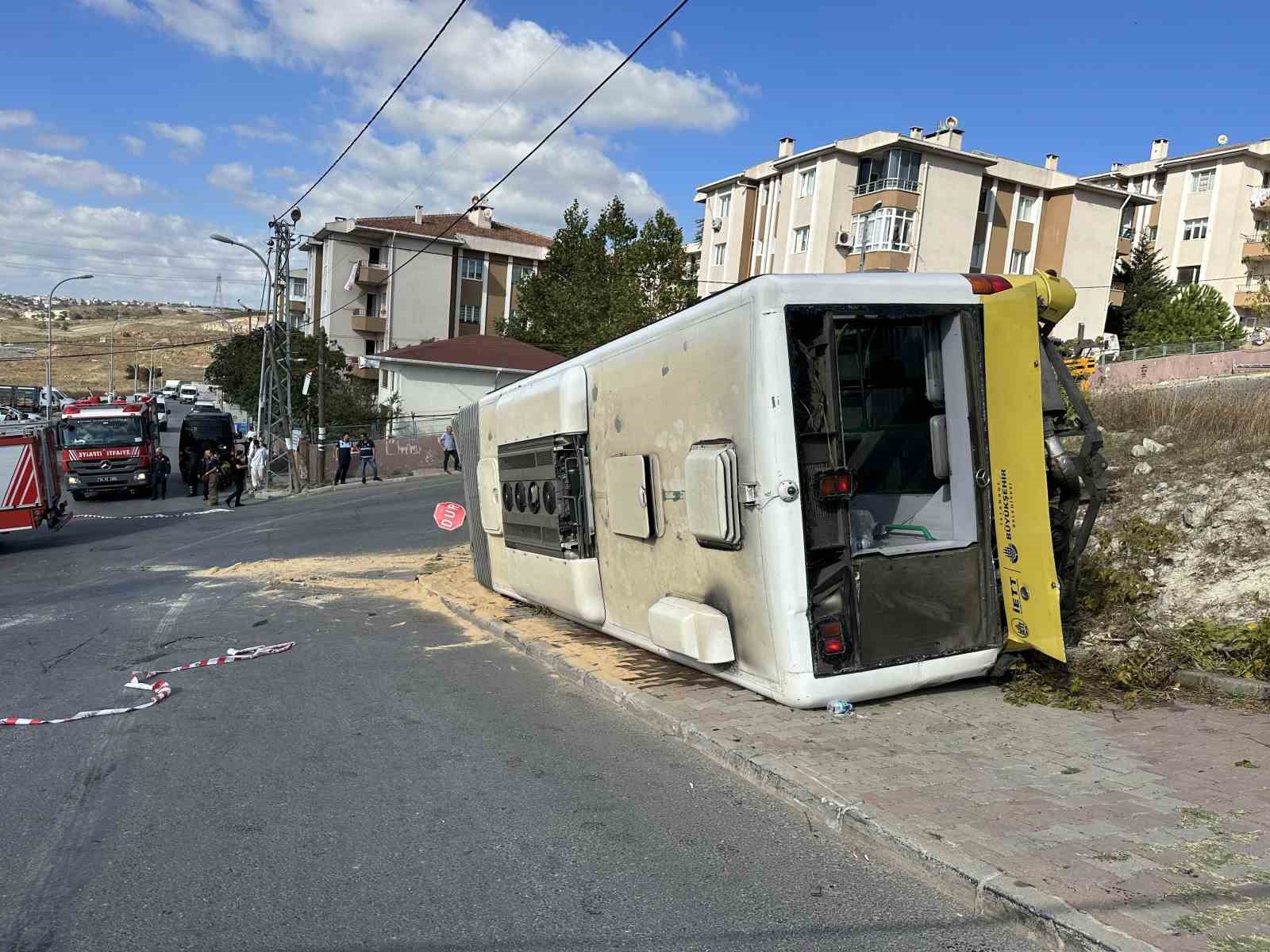 Başakşehir’de rampadan çıkamayan İETT otobüsü devrildi: O anlar kamerada