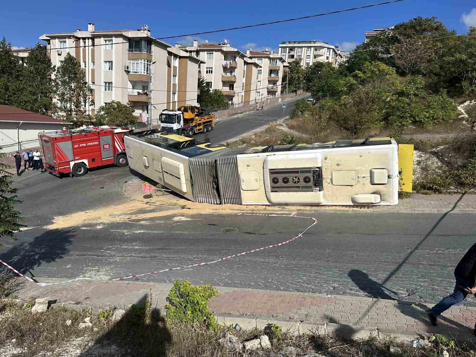 Başakşehir’de rampadan çıkamayan İETT otobüsü devrildi: O anlar kamerada