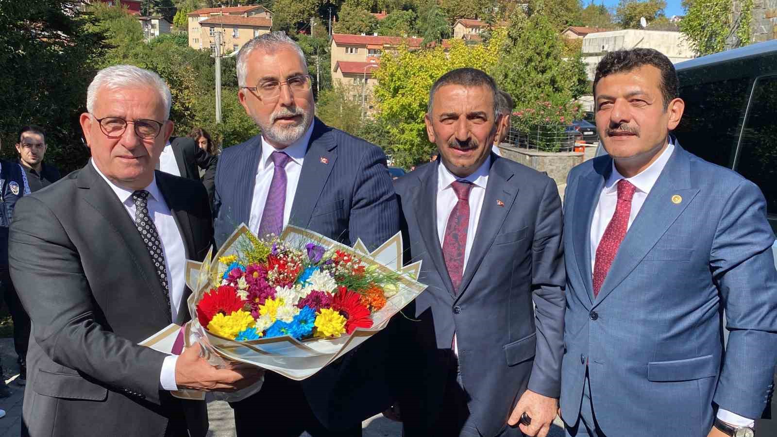 Bakan Işıkhan 2 bin iş&ccedil;inin alınacağı TTK&rsquo;yi ziyaret etti

