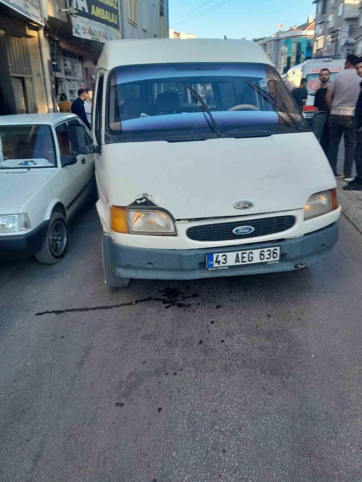 Freni boşalan otobüs park halindeki 4 araca çarptı: 2 yaralı