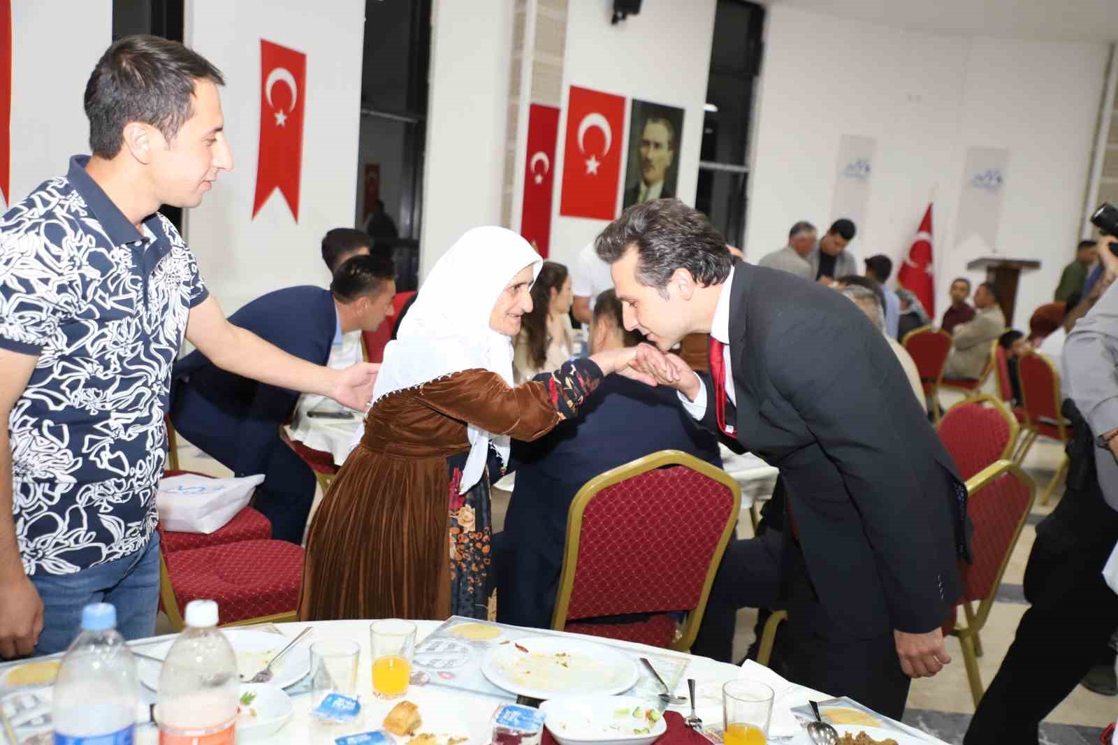 Hakkari’de gazi ve şehit aileleri onuruna yemek verildi