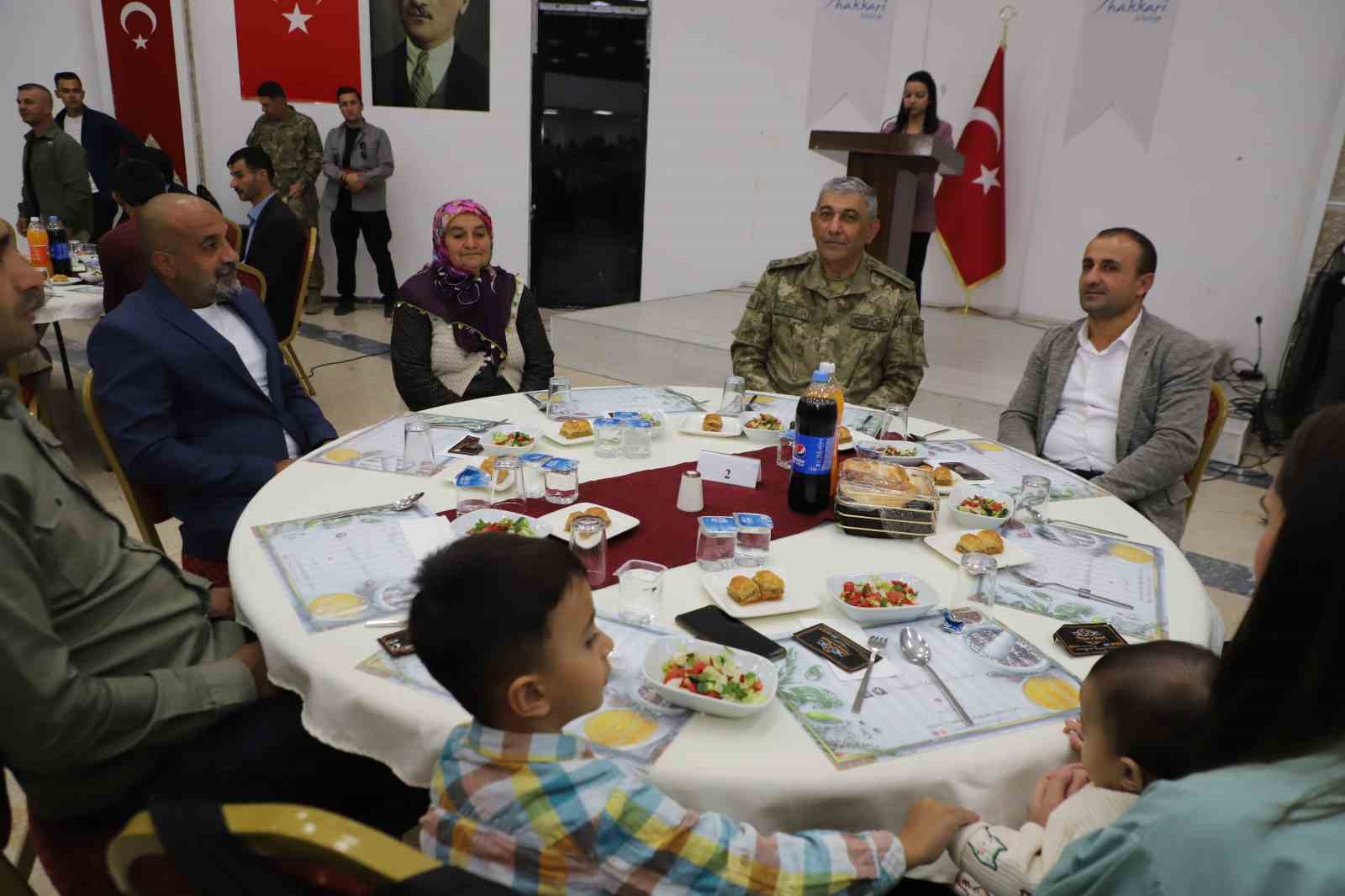 Hakkari’de gazi ve şehit aileleri onuruna yemek verildi