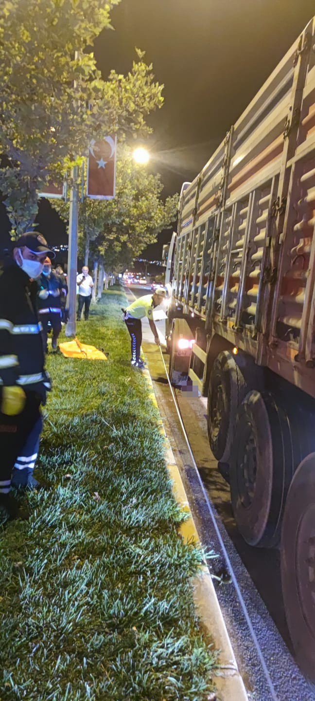 Yolun karşısına ge&ccedil;erken tırın &ccedil;arptığı inşaat bek&ccedil;isi hayatını kaybetti
