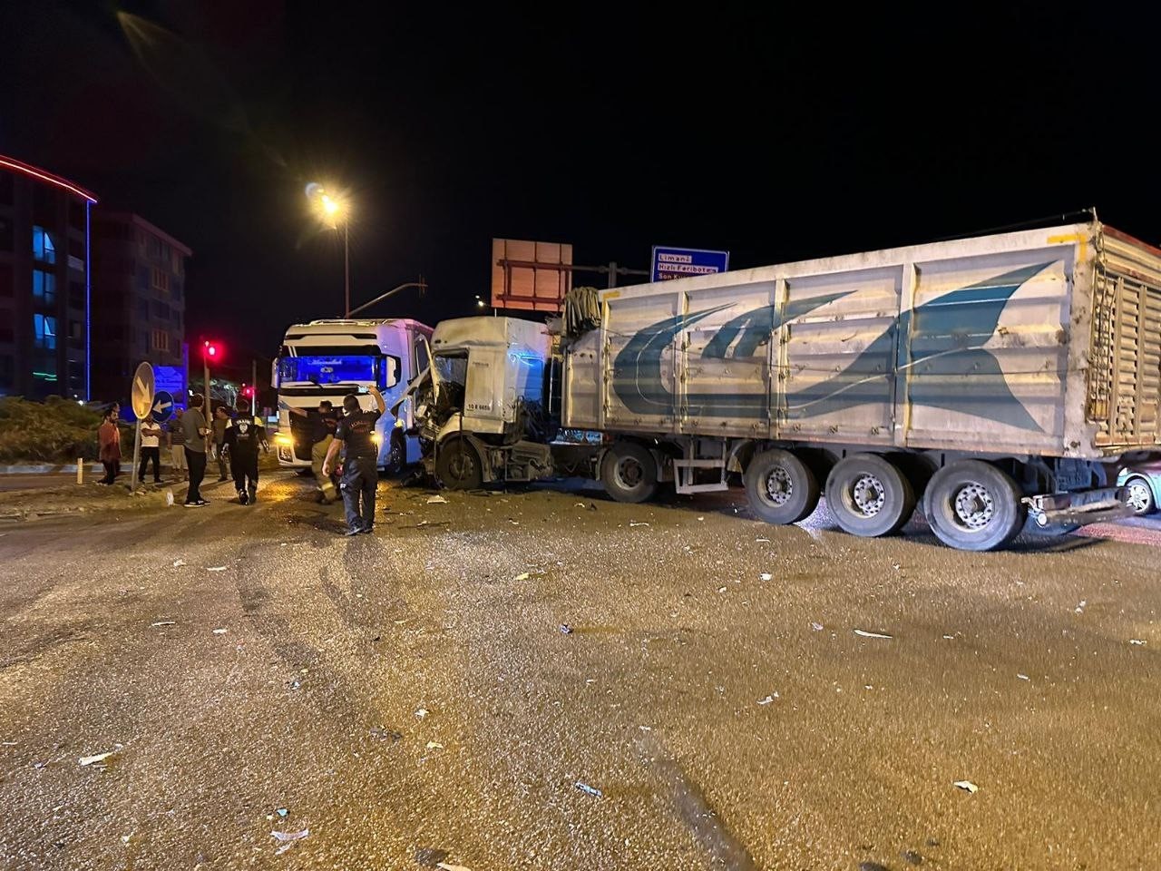 Bandırma’da ışık ihlali kazaya neden oldu: 2 tır çarpıştı