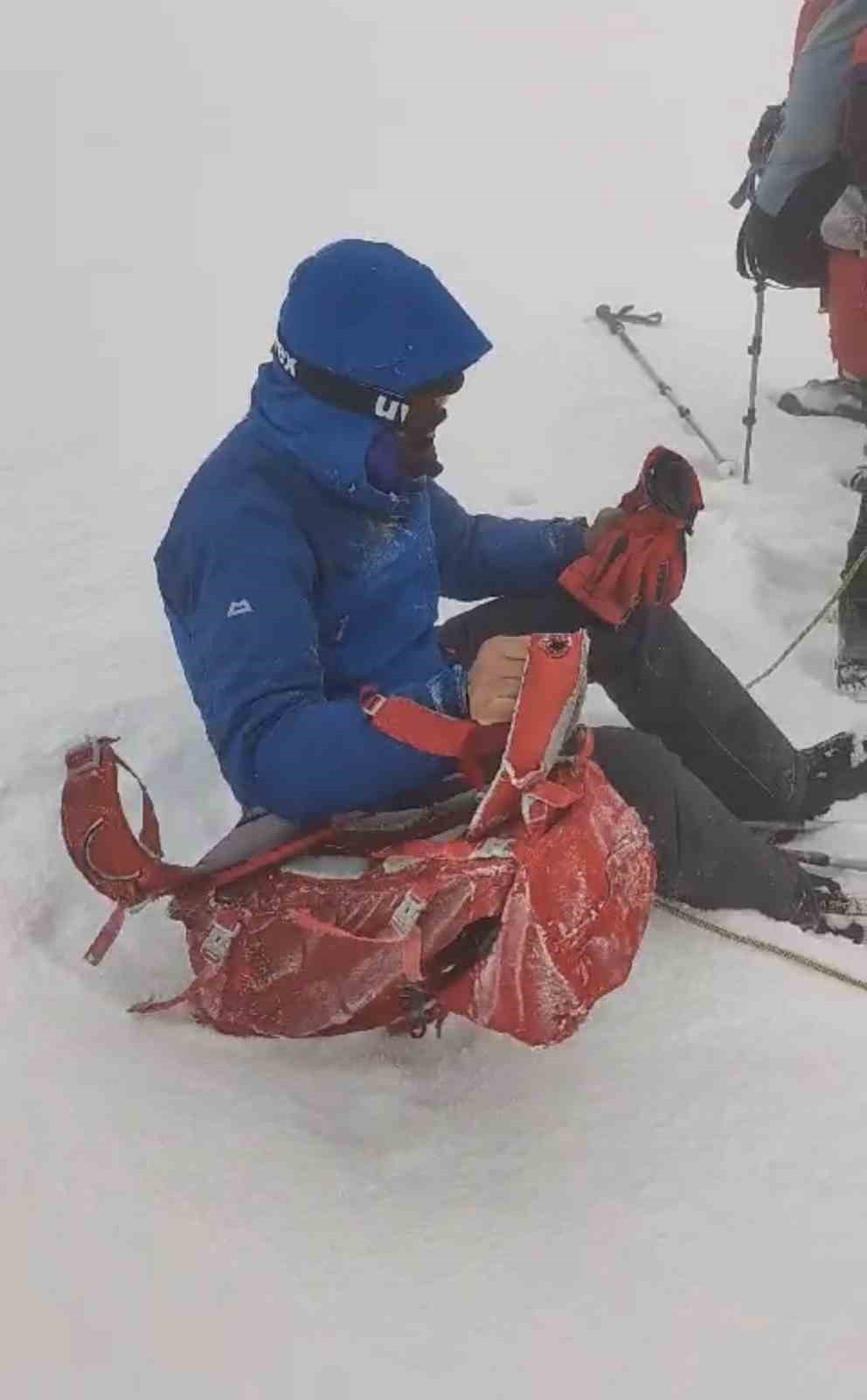Sis ve fırtına tırmanışa engel olmadı, Ağrı Dağı&rsquo;nın zirvesi dağcıları ağırladı
