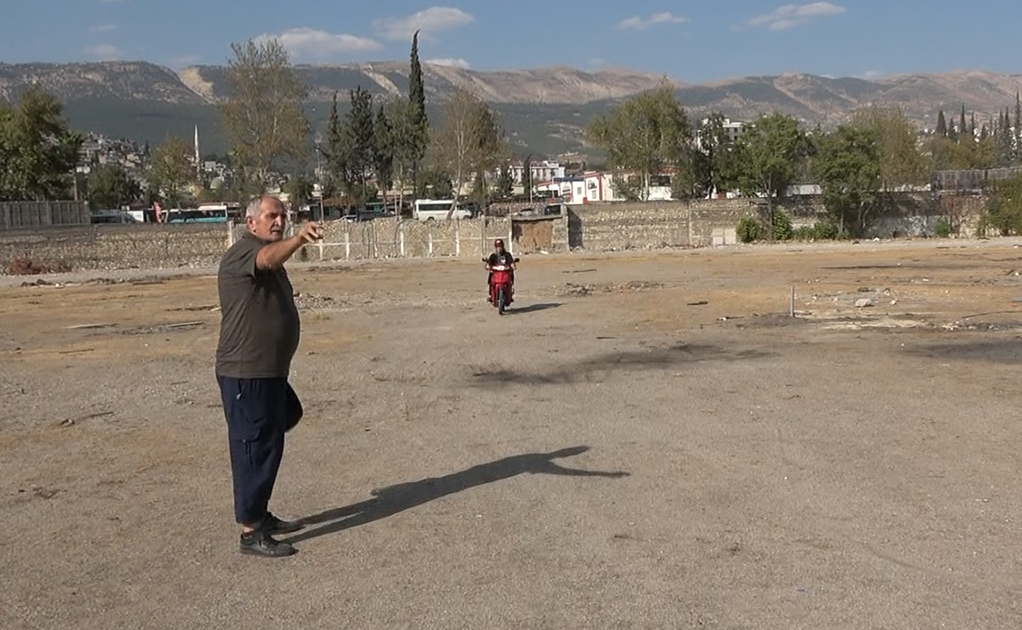 Boş kalan stadyum alanı acemi s&uuml;r&uuml;c&uuml;lerin pisti oldu
