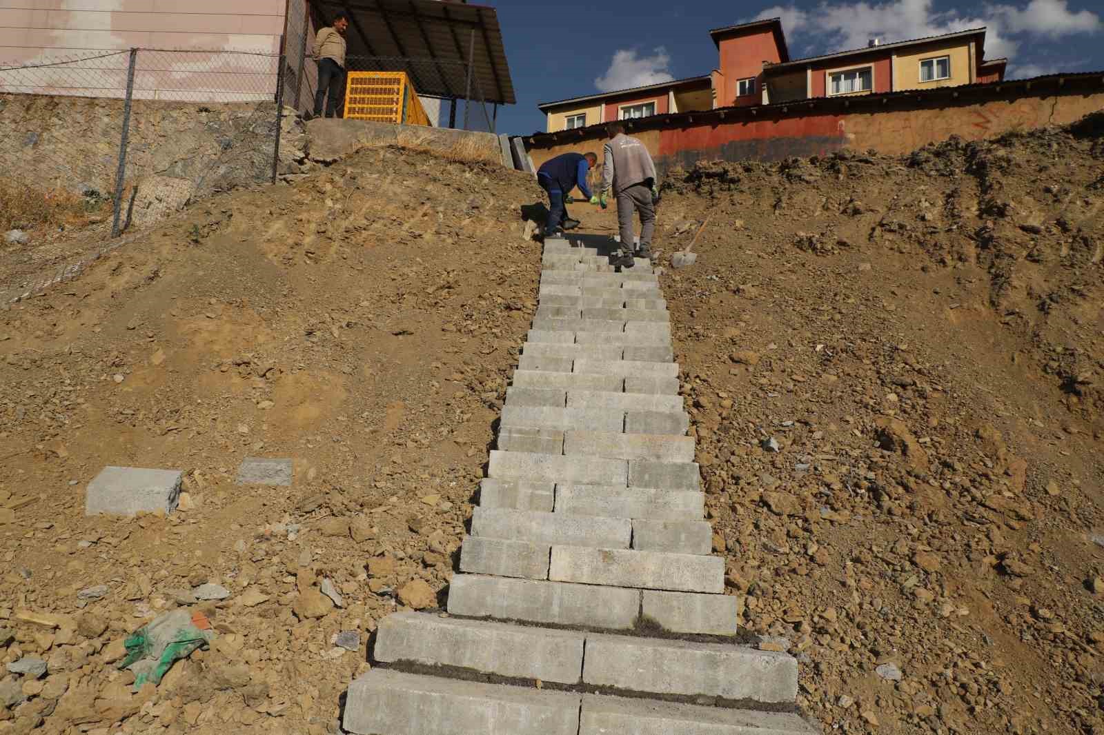 Hakkari Belediyesi patika yola merdiven yaptı
