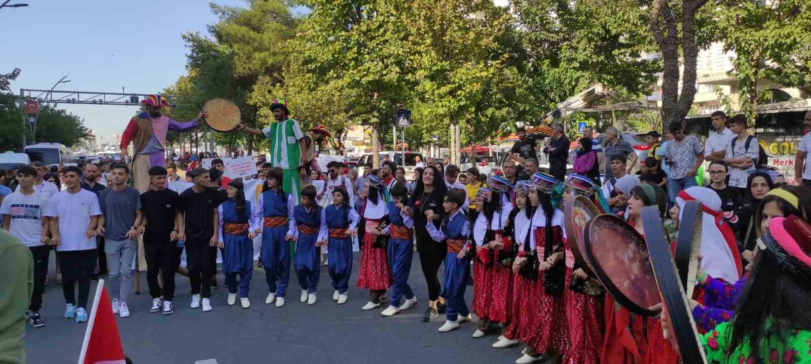 Batman’ın 5 ilçesinde festivaller renkli kortej yürüyüşü ile başladı