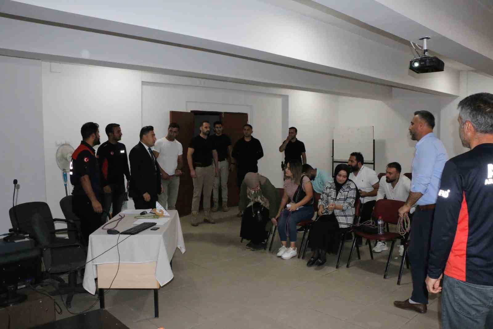 Kaymakam &Ouml;z&ccedil;elik, arama kurtarma eğitimi alan g&ouml;n&uuml;ll&uuml;leri ziyaret etti

