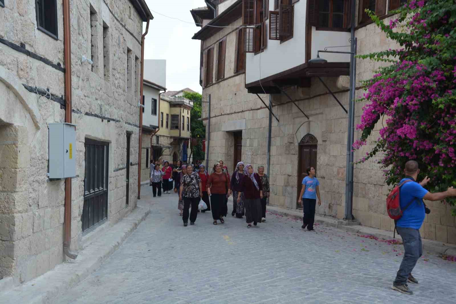 Çukurbağ Köyü kadınları Tarsus’un tarihi mekanlarını gezdi
