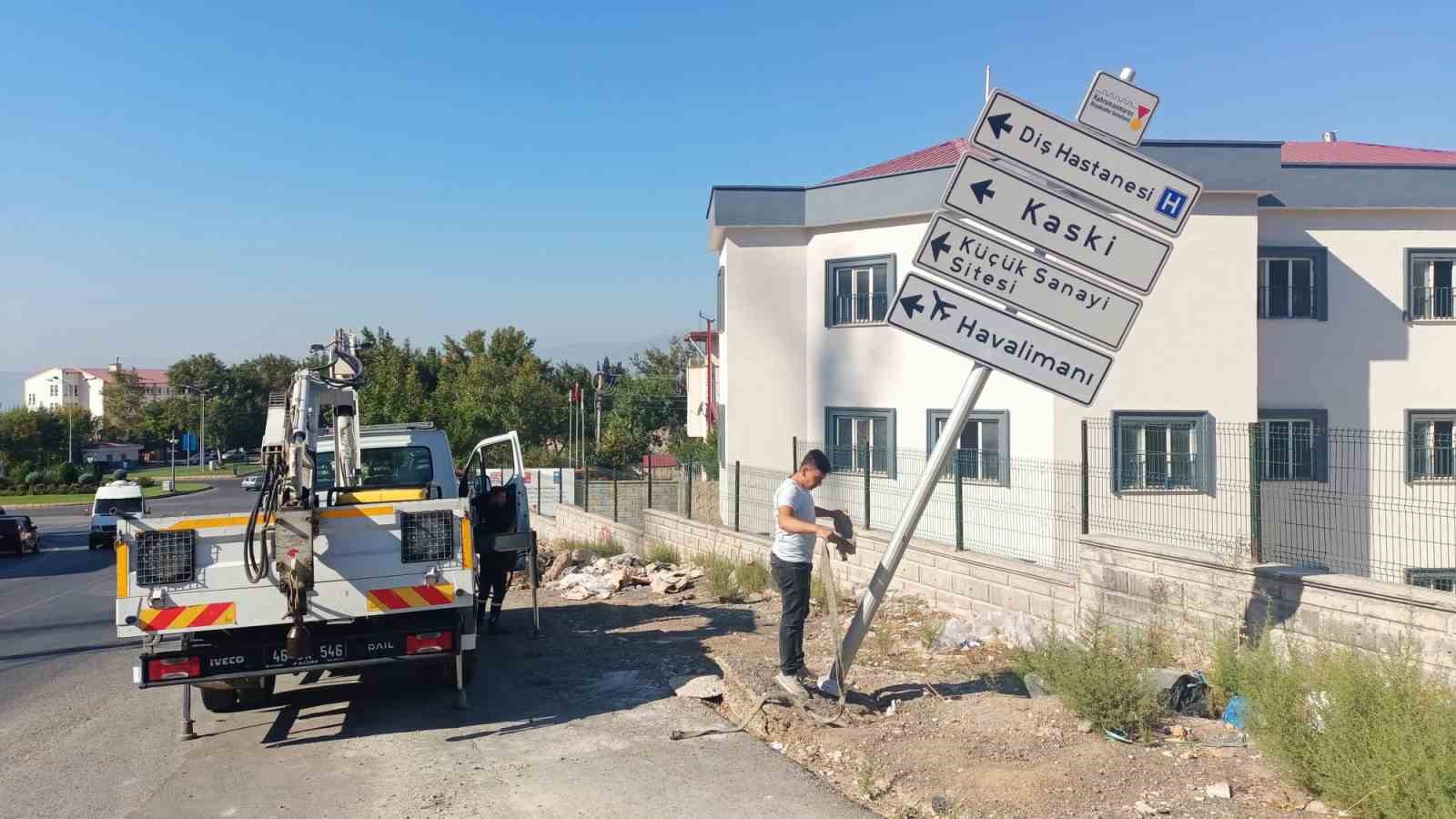 Kahramanmaraş’ta trafik işaret levhaları yenileniyor