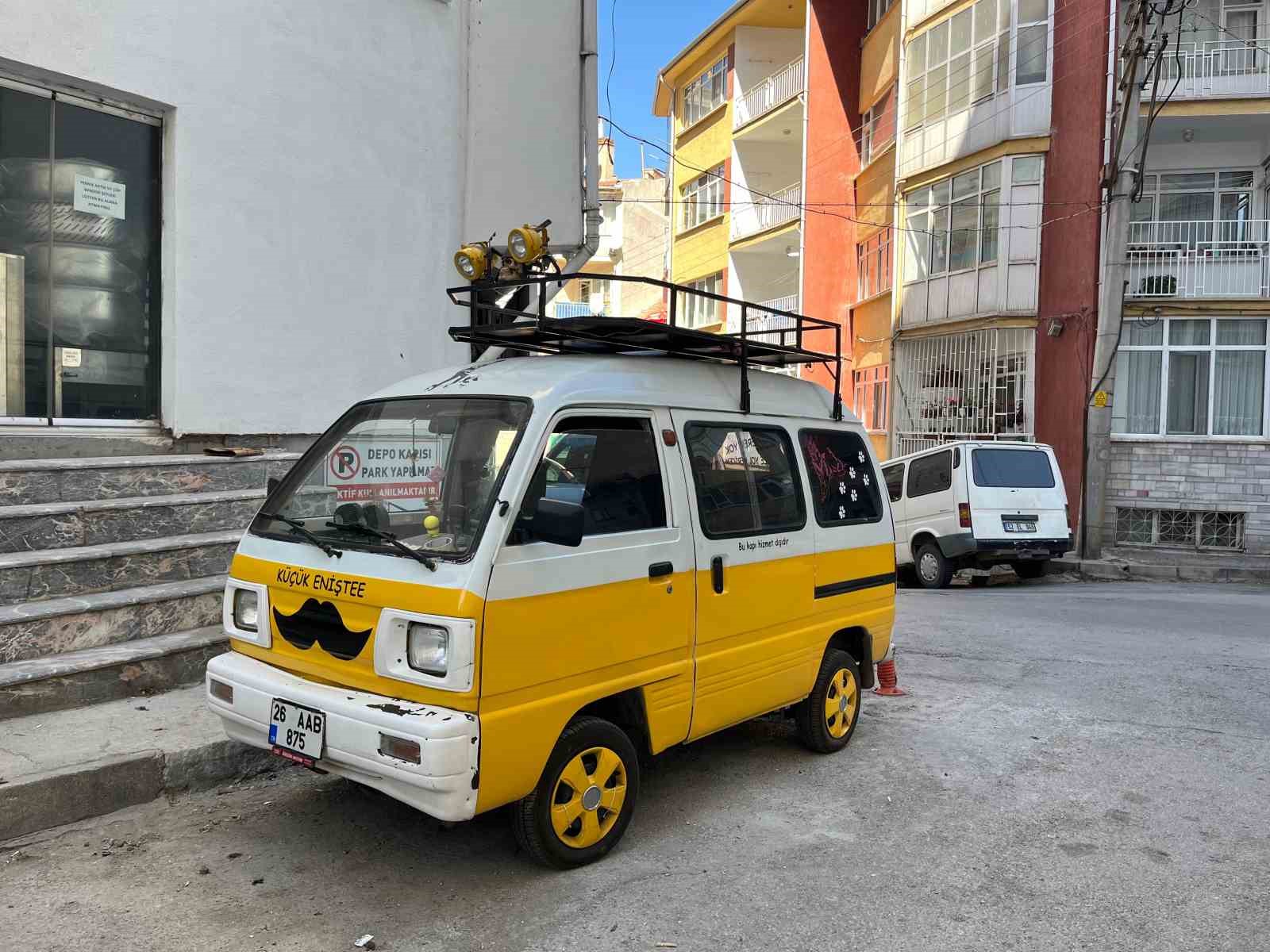 &Uuml;zerinde komik yazılar barındıran minik ara&ccedil; ilgi odağı oldu
