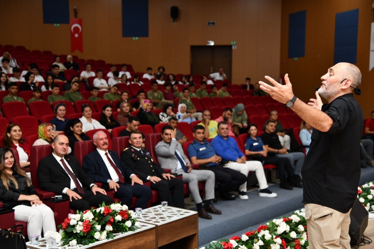 “Barışın polisi” Ahmet Sula Osmaniye’de vatandaşlarla bir araya geldi
