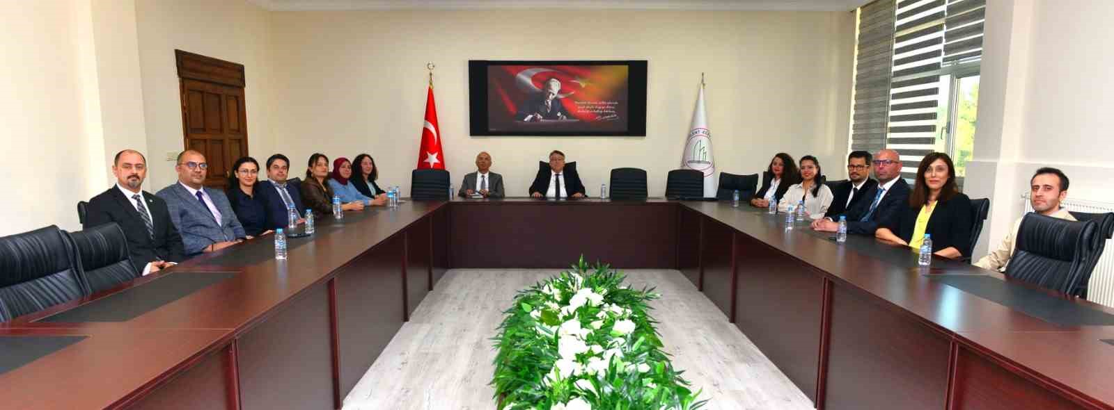 Rektör Özölçer’den SCOFOLA’23 Organizasyon Komitesi üyelerine plaket takdim etti