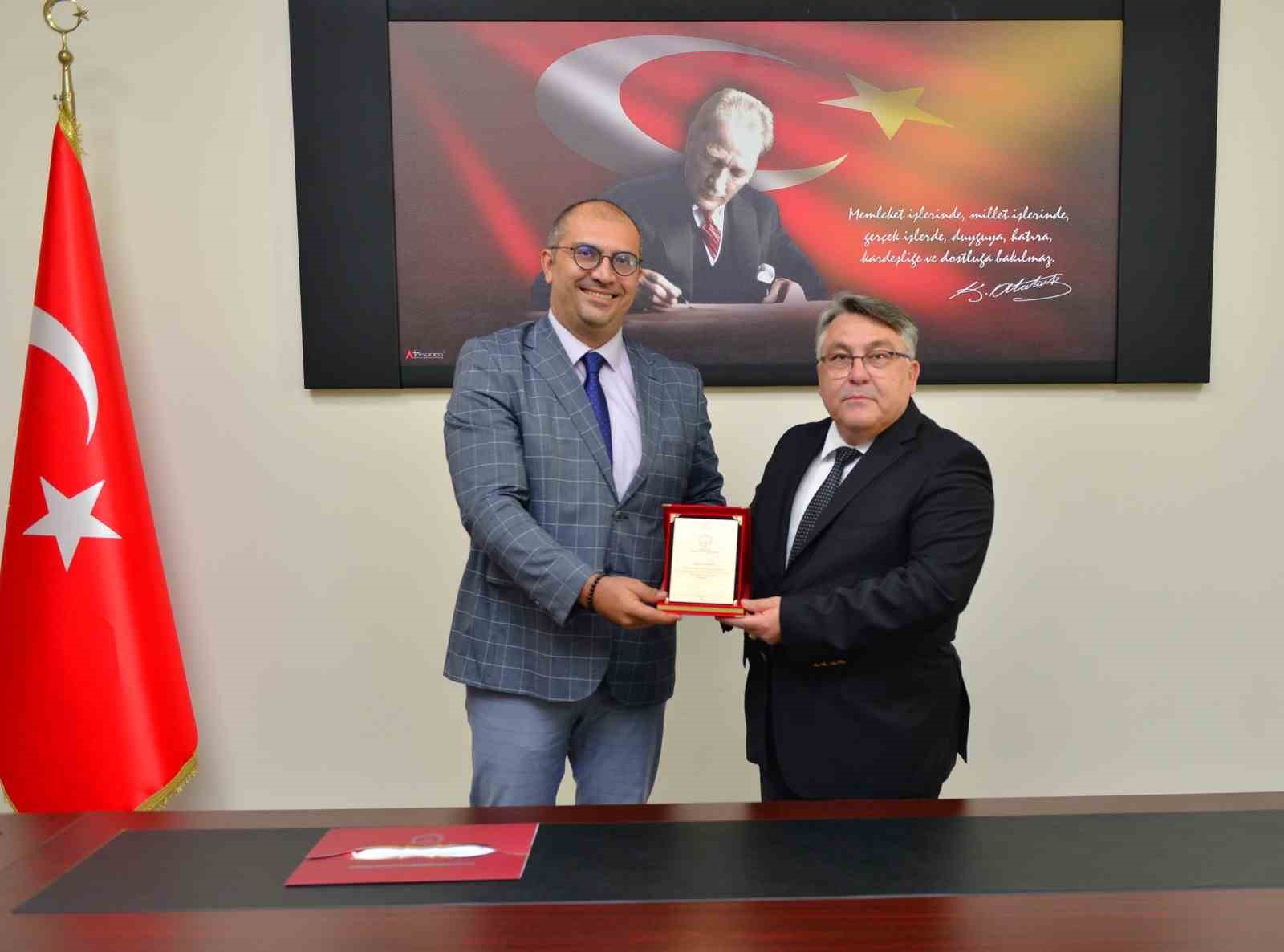 Rekt&ouml;r &Ouml;z&ouml;l&ccedil;er&rsquo;den SCOFOLA&rsquo;23 Organizasyon Komitesi &uuml;yelerine plaket takdim etti

