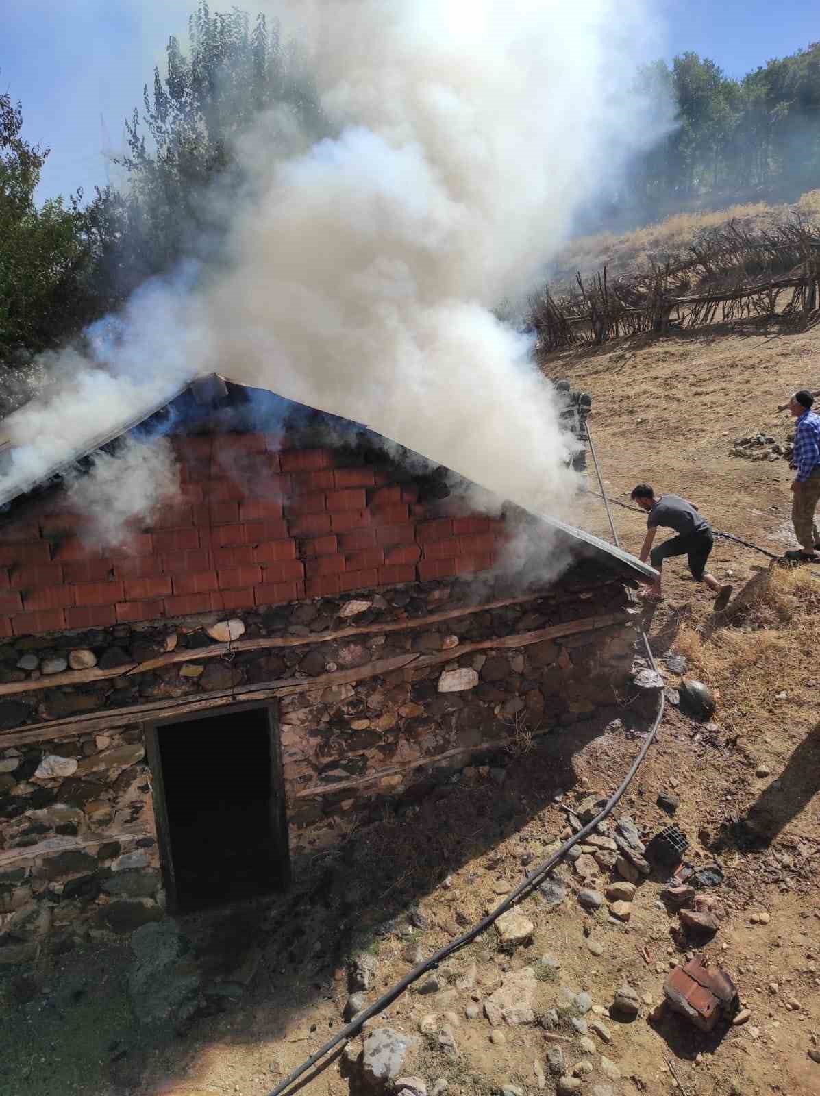 Bingöl’de ahır yangını