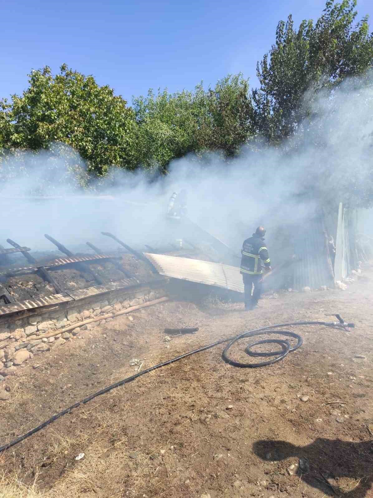 Bing&ouml;l&rsquo;de ahır yangını
