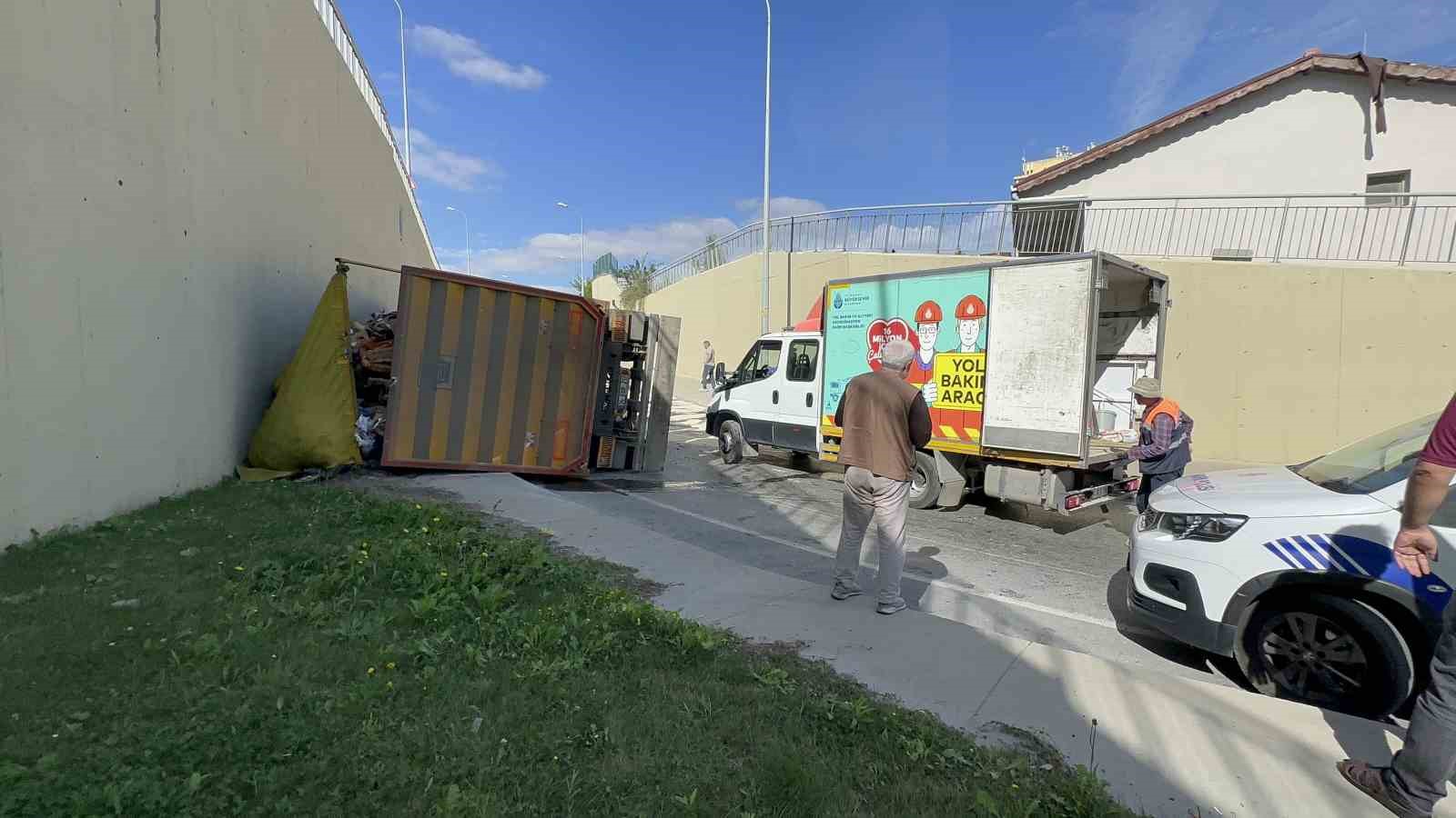 Arnavutk&ouml;y&rsquo;de s&uuml;r&uuml;c&uuml;s&uuml;n&uuml;n kontrol&uuml;nden &ccedil;ıkan kamyon yan yattı, faciadan d&ouml;n&uuml;ld&uuml;
