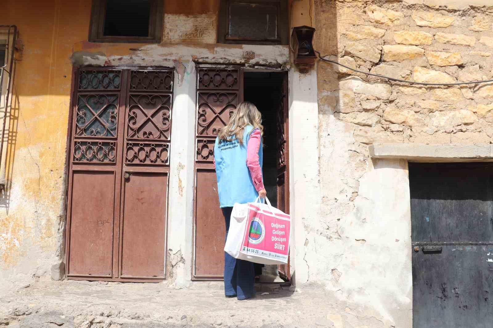 Siirt Belediyesi,  ’Hoş Geldin Bebek’ paketlerini ailelere teslim etmeye devam ediyor