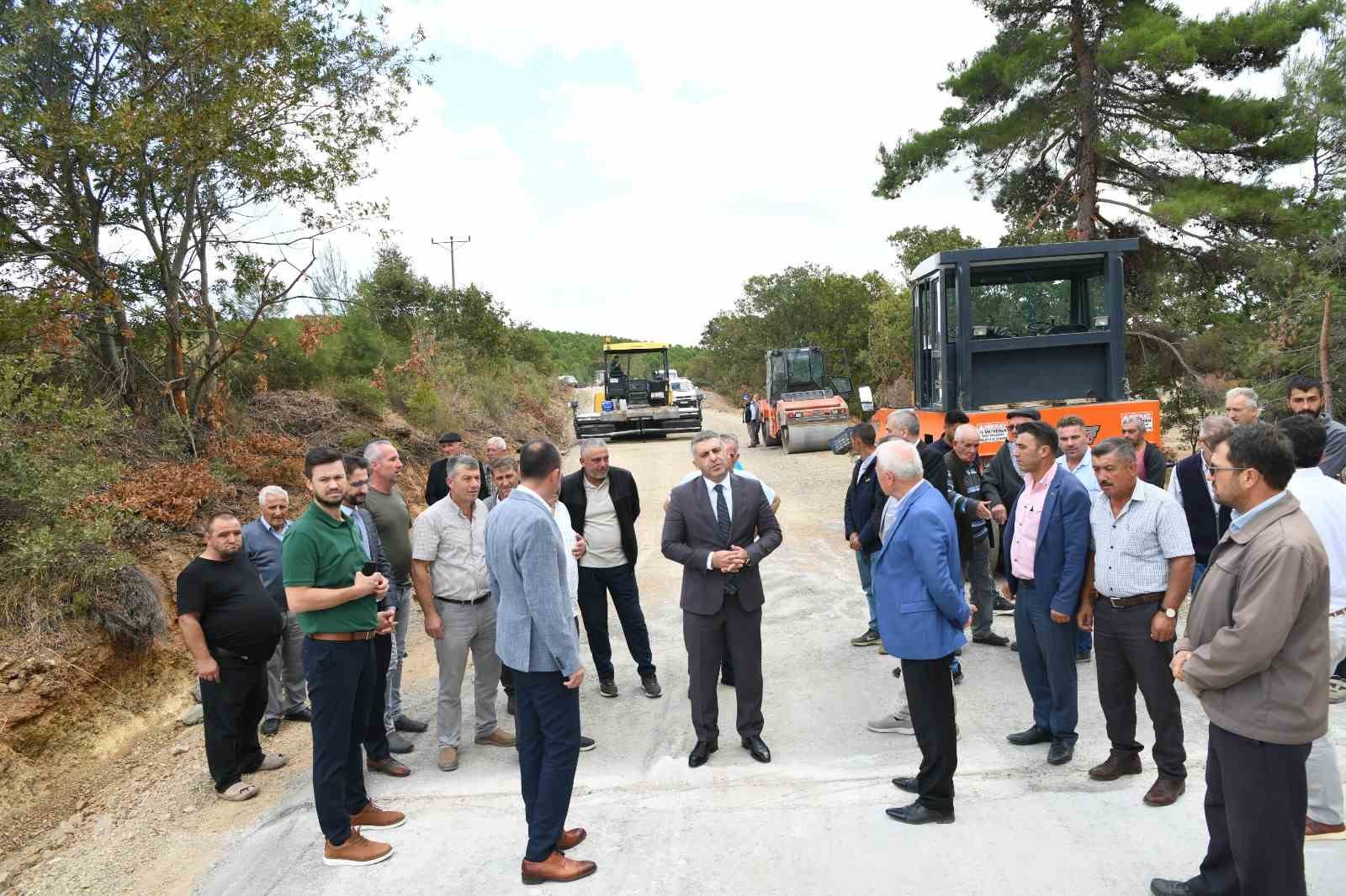 Lapseki’de beton yol yapımı çalışmaları devam ediyor