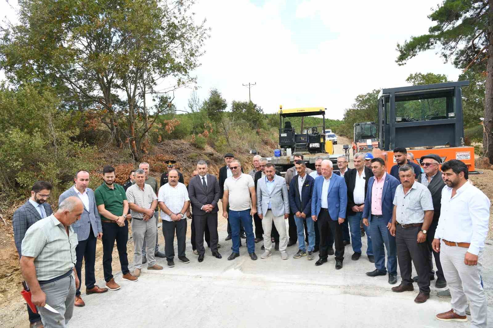 Lapseki’de beton yol yapımı çalışmaları devam ediyor
