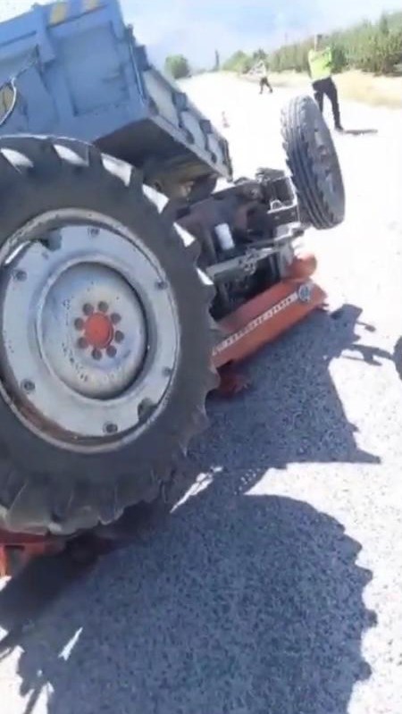 Isparta&rsquo;da hafif ticari aracın &ccedil;arptığı trakt&ouml;r devrildi: 2 yaralı

