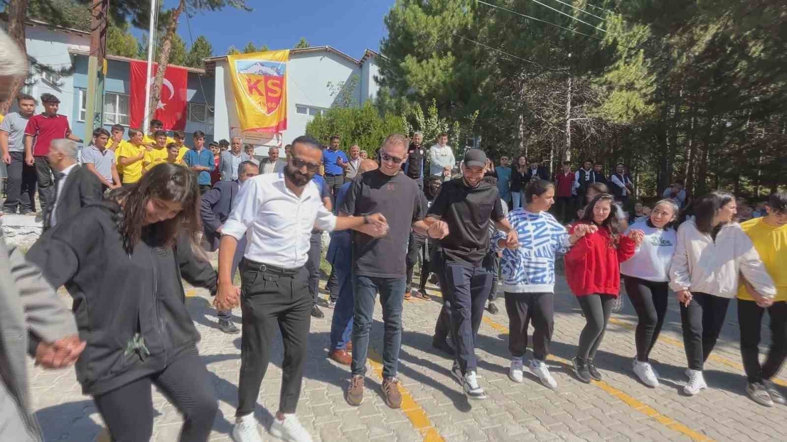 Kayserisporlu futbolcular öğrencilerle buluşup halay çekti