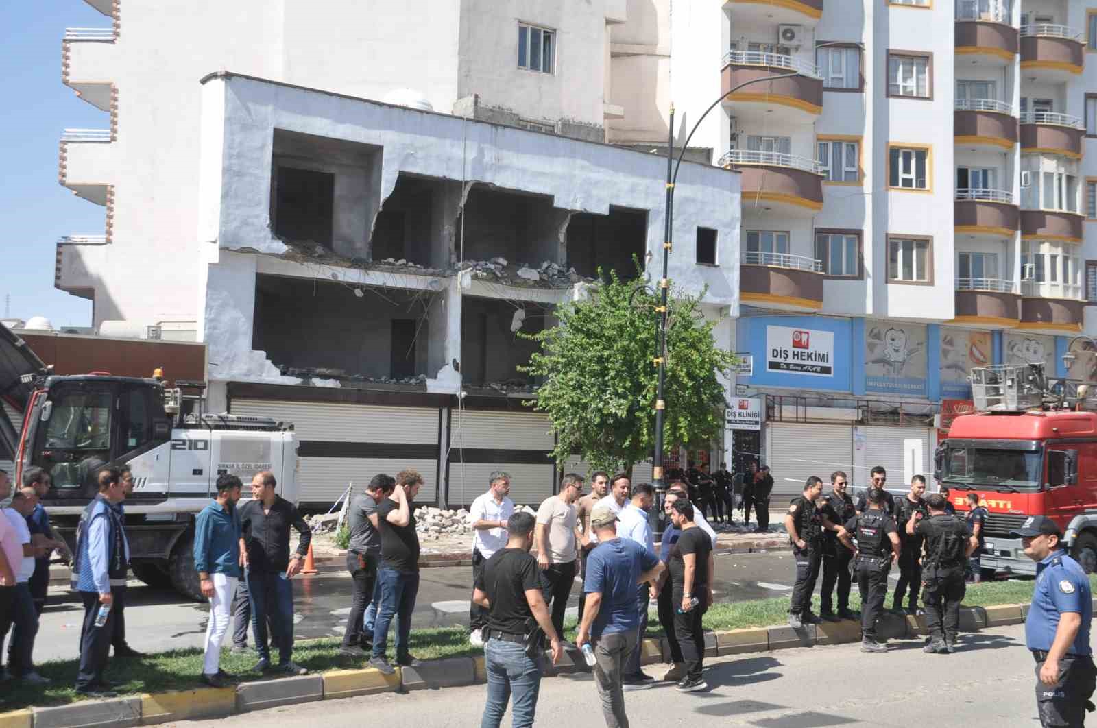 Cizre’de kaçak yapı yıkımı gerginliği