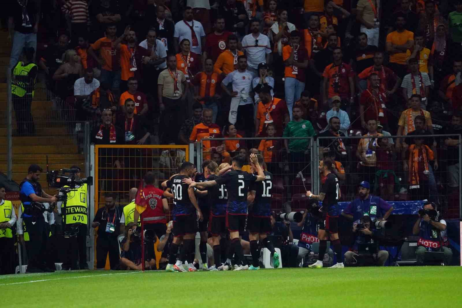 UEFA Şampiyonlar Ligi: Galatasaray: 0 - Kopenhag: 1 (İlk yarı)
